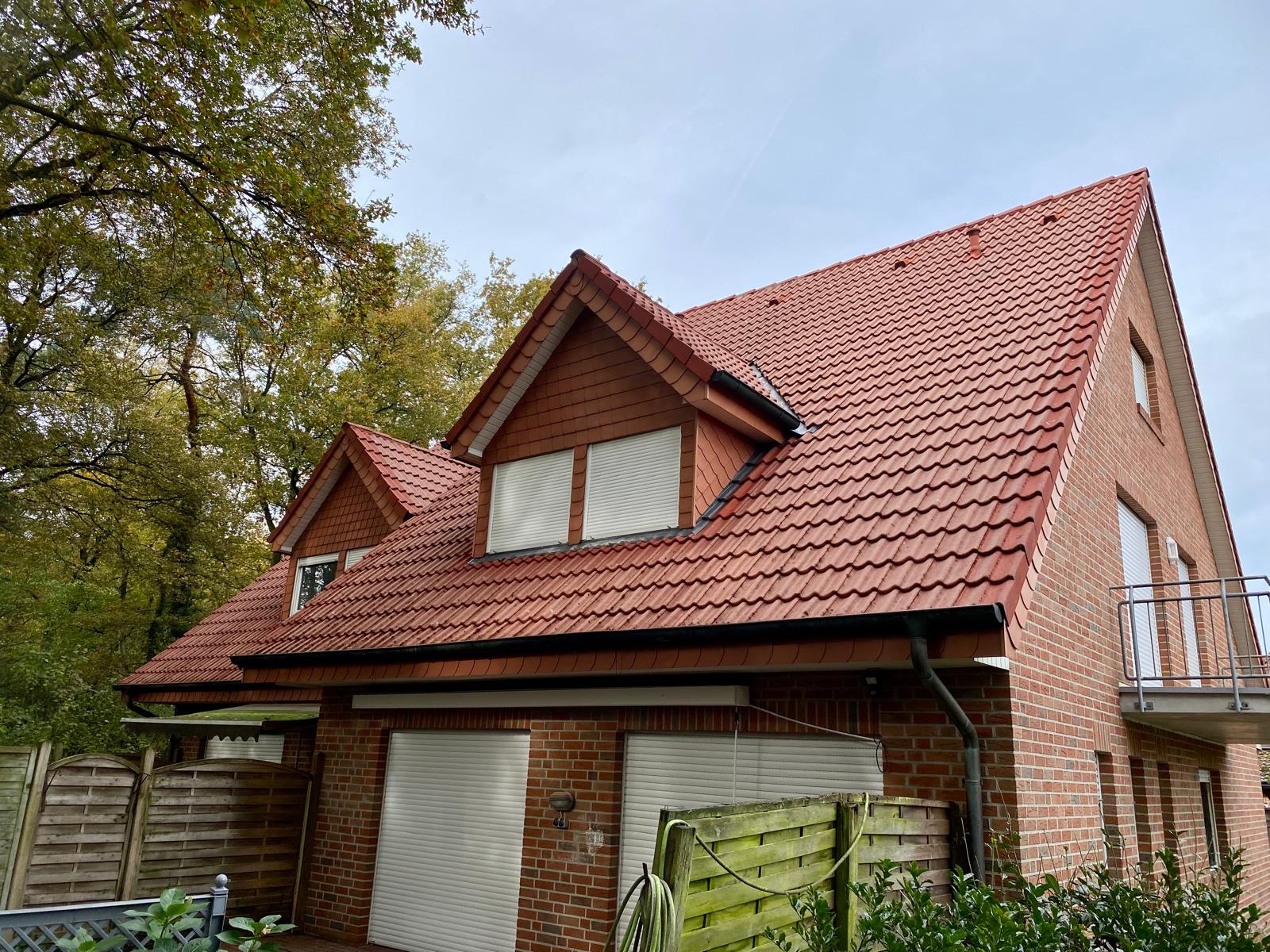 Dachreinigung Hoogstede Nachher: Das gereinigte Dach strahlt in seiner originalen Farbe.